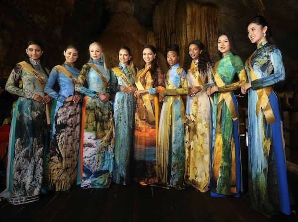 Huyền My (bìa phải) cùng các người đẹp trong tà áo dài truyền thống. Huyền My (bìa phải) cùng các người đẹp trong tà áo dài truyền thống.