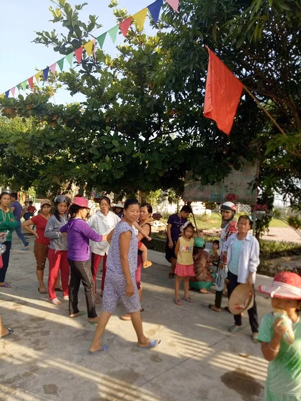 Phụ huynh học sinh đến Hiệu trưởng đòi lại tiền trường