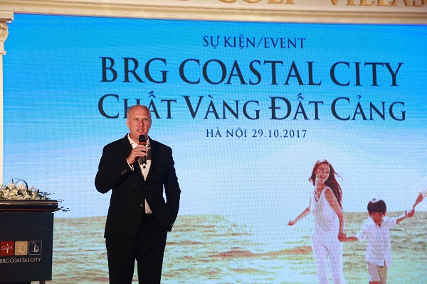 Ông Mark Reeves, Giám đốc khối Kinh doanh Gôn Tập đoàn BRG phát biểu tại sự kiện Ông Mark Reeves, Giám đốc khối Kinh doanh Gôn Tập đoàn BRG phát biểu tại sự kiện