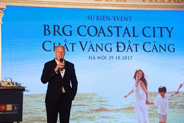 Ông Mark Reeves, Giám đốc khối Kinh doanh Gôn Tập đoàn BRG phát biểu tại sự kiện