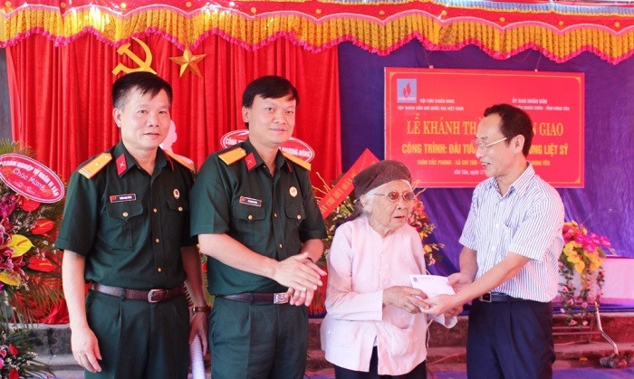 Hội Cựu Chiến binh Tập đoàn tặng quà Mẹ Việt Nam Anh hùng.