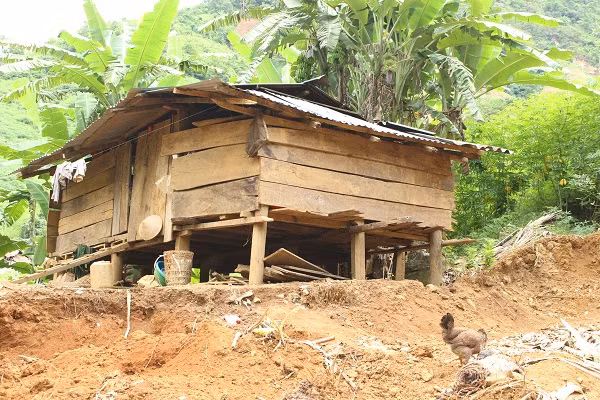 Ngôi nhà cũ bị vùi lấp hoàn trong đất nên nhiều hộ dân phải dựng nhà tạm bợ sinh sống Ngôi nhà cũ bị vùi lấp hoàn trong đất nên nhiều hộ dân phải dựng nhà tạm bợ sinh sống