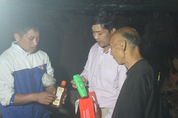 Do đồng bào chưa rõ tiếng Kinh nên anh Việt Nam cùng cán bộ địa phương hướng dẫn sử dụng Nước súc miệng Valentine và dầu gội Thái Dương Do đồng bào chưa rõ tiếng Kinh nên anh Việt Nam cùng cán bộ địa phương hướng dẫn sử dụng Nước súc miệng Valentine và dầu gội Thái Dương