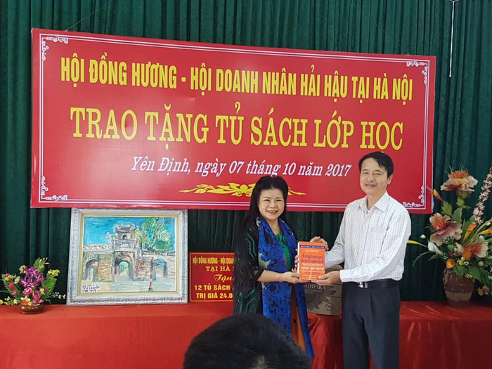 Họa sĩ Văn Dương Thành trao tặng sách cho Trường trung học cơ sở chất lượng cao Hải Hậu. Họa sĩ Văn Dương Thành trao tặng sách cho Trường trung học cơ sở chất lượng cao Hải Hậu.