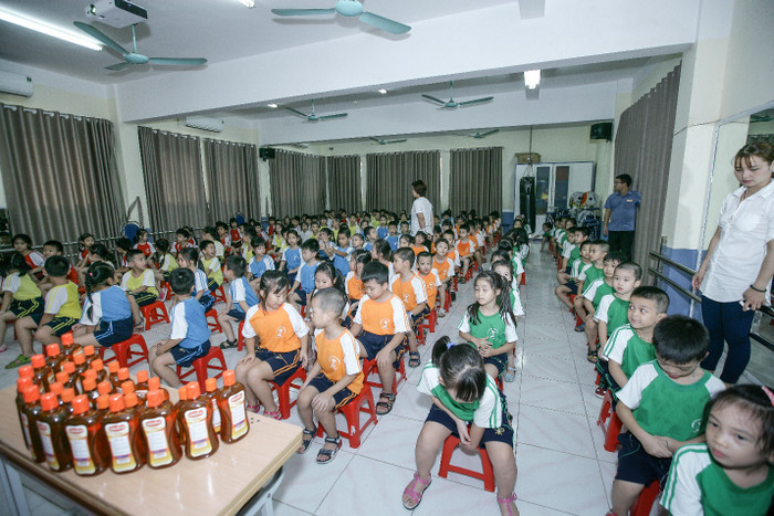 Các em nhỏ trật tự lắng nghe cách chăm sóc răng miệng từ các cô chú dược sỹ Các em nhỏ trật tự lắng nghe cách chăm sóc răng miệng từ các cô chú dược sỹ