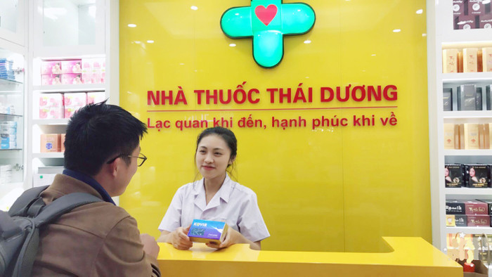 Dược sĩ đang hướng dẫn cách dùng viên uống Kovir.