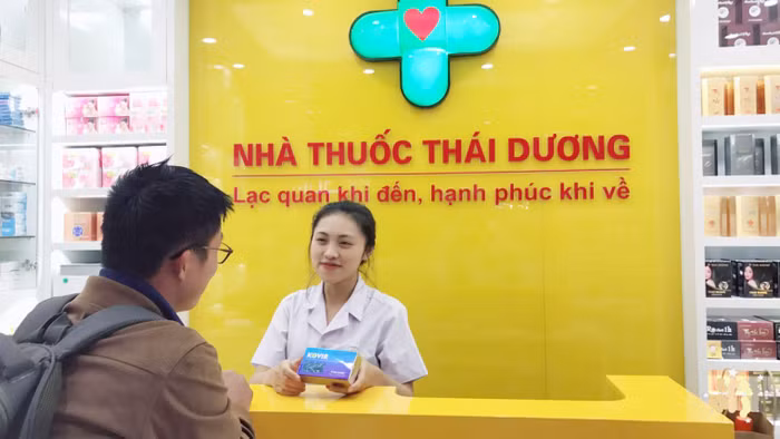 Dược sĩ đang hướng dẫn cách dùng viên uống Kovir. Dược sĩ đang hướng dẫn cách dùng viên uống Kovir.