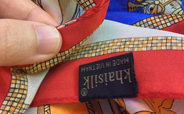 Việc cắt nhãn “Made in China” để khâu nhãn “khaisilk made in Vietnam” được chính ông chủ hãng Khaisilk thừa nhận. (Ảnh trên Tienphong.vn) Việc cắt nhãn “Made in China” để khâu nhãn “khaisilk made in Vietnam” được chính ông chủ hãng Khaisilk thừa nhận. (Ảnh trên Tienphong.vn)