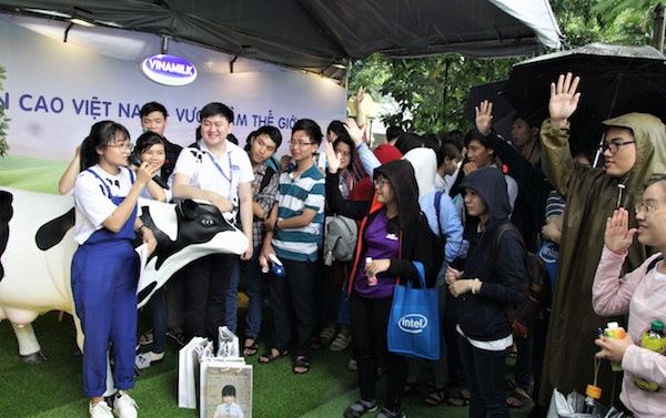 Mặc dù thời tiết không thuận lợi vào sáng sớm khi diễn ra chương trình nhưng các bạn sinh viên vẫn rất hứng thú với gian hàng của Vinamilk Mặc dù thời tiết không thuận lợi vào sáng sớm khi diễn ra chương trình nhưng các bạn sinh viên vẫn rất hứng thú với gian hàng của Vinamilk