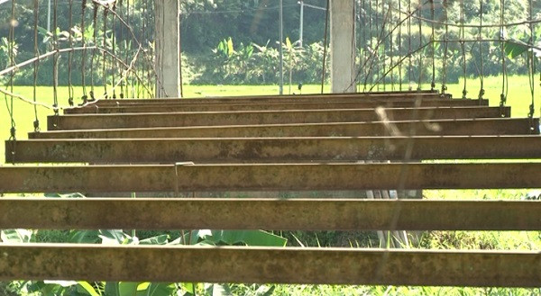 Các em học sinh vẫn bất chấp nguy hiểm để đi trên những chiếc cầu này đến trường Các em học sinh vẫn bất chấp nguy hiểm để đi trên những chiếc cầu này đến trường