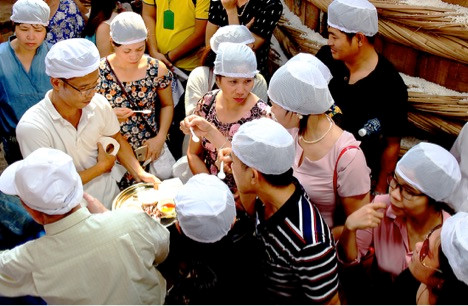 Thử nước mắm cốt ngay tại nhà thùng, cảm nhận sự tinh túy đậm đà trong từng giọt nước mắm