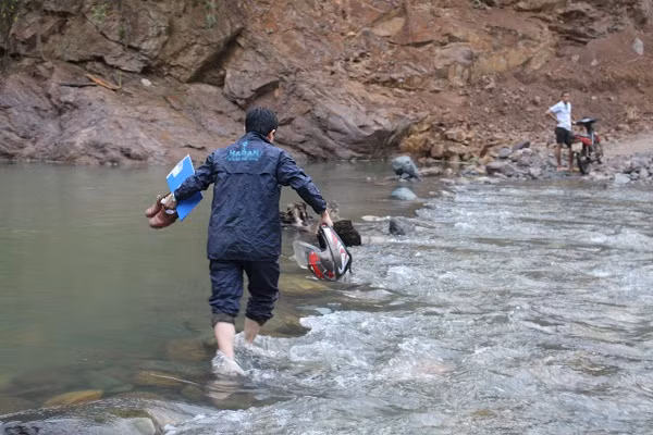 Hành trình đến với từng hộ dân không hề dễ dàng Hành trình đến với từng hộ dân không hề dễ dàng