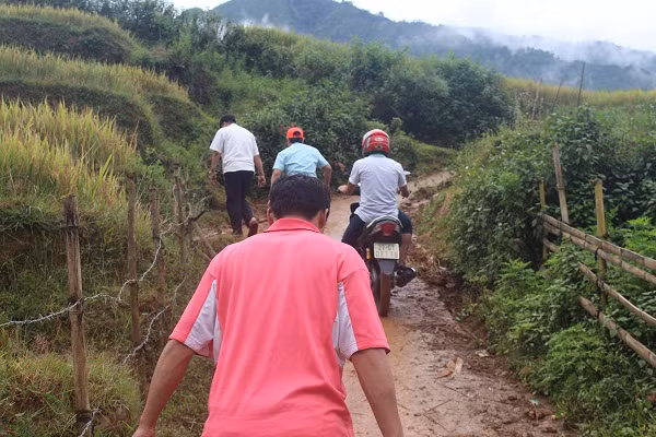 Trời mưa, đường đèo rất trơn và dốc nên chuyến đi gặp nhiều khó khăn Trời mưa, đường đèo rất trơn và dốc nên chuyến đi gặp nhiều khó khăn