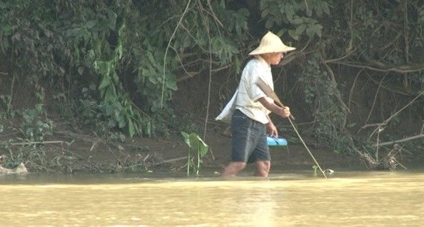 Gần mười năm nay, người dân và nhiều học sinh vẫn “chấp nhận” lội suối vì các cây cầu ở đây đều đã hư hỏng Gần mười năm nay, người dân và nhiều học sinh vẫn “chấp nhận” lội suối vì các cây cầu ở đây đều đã hư hỏng