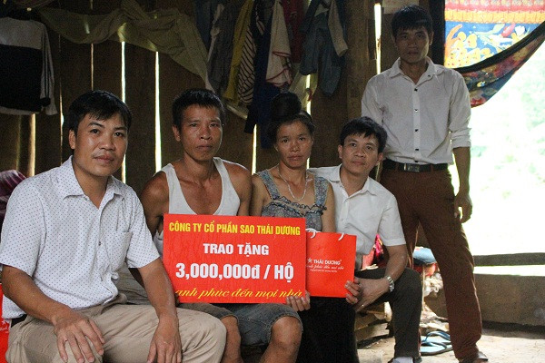 Đoàn thiện nguyện trực tiếp đến thăm hỏi, tặng quà và động viên bà con Đoàn thiện nguyện trực tiếp đến thăm hỏi, tặng quà và động viên bà con