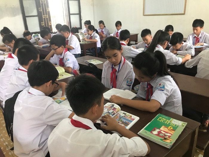 Các em học sinh tranh thủ thời gian cuối giờ để đọc sách. Các em học sinh tranh thủ thời gian cuối giờ để đọc sách.