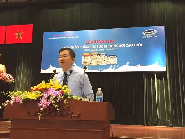 Ông Mai Thanh Việt – Giám đốc Marketing Ngành hàng Sữa Bột phát biểu tại lễ mừng thọ và hội thảo chăm sóc sức khỏe.
