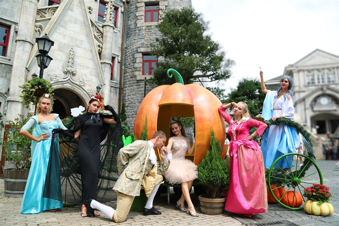 Những màn trình diễn carnival sẽ nhường chỗ cho chương trình biểu diễn nghệ thuật đặc biệt, tái hiện 4 câu chuyện cổ tích nổi tiếng thế giới bằng ngôn ngữ múa mới lạ, độc đáo. Ví như trích đoạn nàng Lọ Lem kiêu kỳ được hoàng tử cầu hôn bên cỗ xe bí đỏ. Những màn trình diễn carnival sẽ nhường chỗ cho chương trình biểu diễn nghệ thuật đặc biệt, tái hiện 4 câu chuyện cổ tích nổi tiếng thế giới bằng ngôn ngữ múa mới lạ, độc đáo. Ví như trích đoạn nàng Lọ Lem kiêu kỳ được hoàng tử cầu hôn bên cỗ xe bí đỏ.