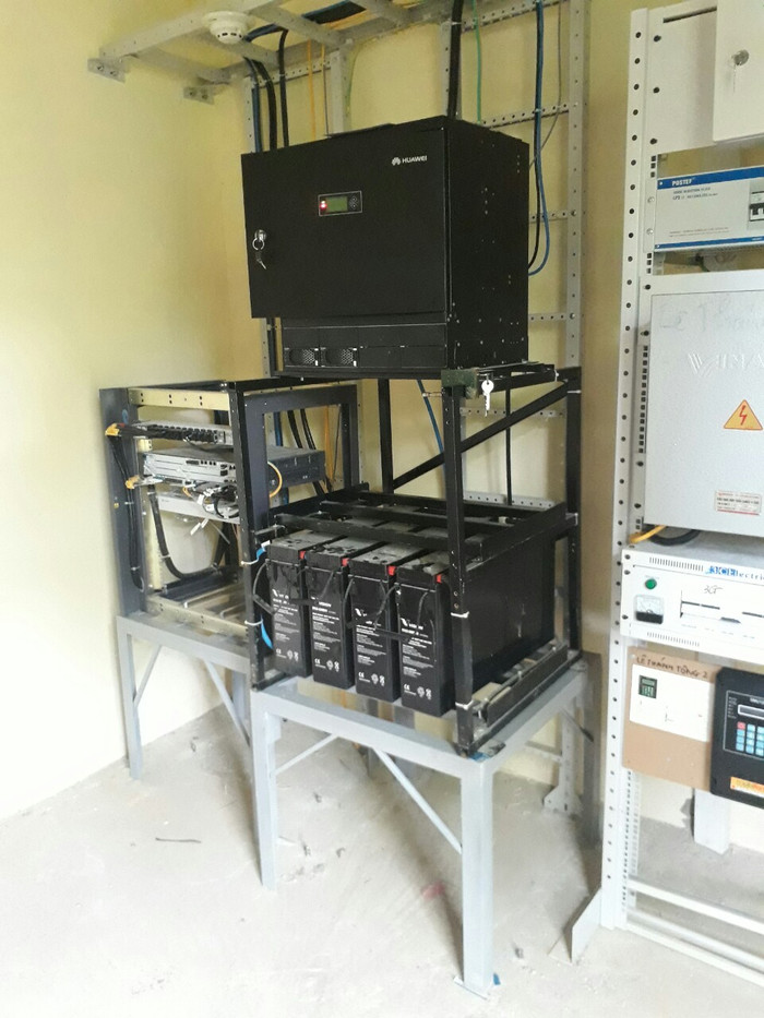 Bên trong trạm, các thiết bị được kê cao nên vẫn khô ráo và an toàn Bên trong trạm, các thiết bị được kê cao nên vẫn khô ráo và an toàn