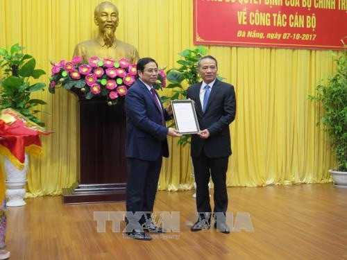Đồng chí Phạm Minh Chính, Ủy viên Bộ Chính trị, Trưởng Ban Tổ chức Trung ương trao quyết định cho đồng chí Trương Quang Nghĩa, Ủy viên Trung ương Đảng, Bí thư Ban Cán sự, Bộ trưởng Bộ Giao thông Vận tải nhận nhiệm vụ Bí thư Thành ủy Đà Nẵng nhiệm kỳ 2015 - 2020, ngày 7/10/2017. Ảnh: Văn Sơn/TTXVN