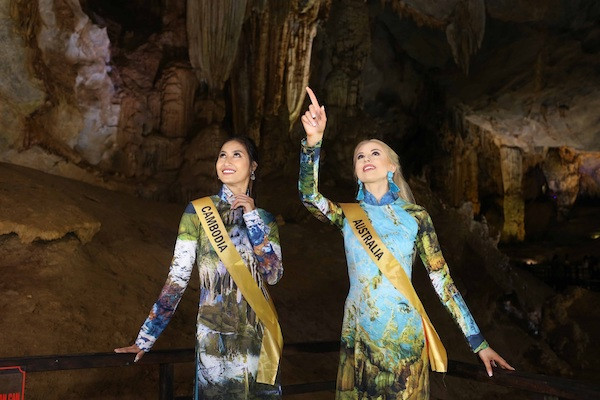 Người đẹp thích thú trước sự kỳ vỹ của hang động. Người đẹp thích thú trước sự kỳ vỹ của hang động.