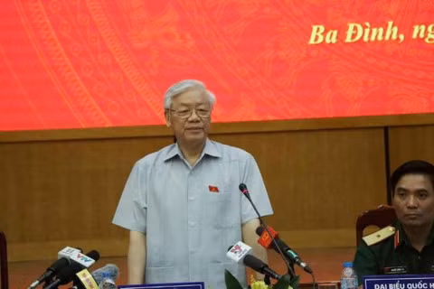 Tổng Bí thư Nguyễn Phú Trọng phát biểu tại buổi tiếp xúc cử tri Tổng Bí thư Nguyễn Phú Trọng phát biểu tại buổi tiếp xúc cử tri