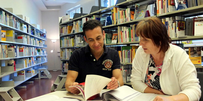 Nhân viên thư viện của trường Gymnasium