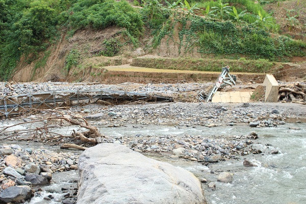 Cây cầu vừa hoàn thành được 1 tuần đã bị lũ cuốn trôi Cây cầu vừa hoàn thành được 1 tuần đã bị lũ cuốn trôi