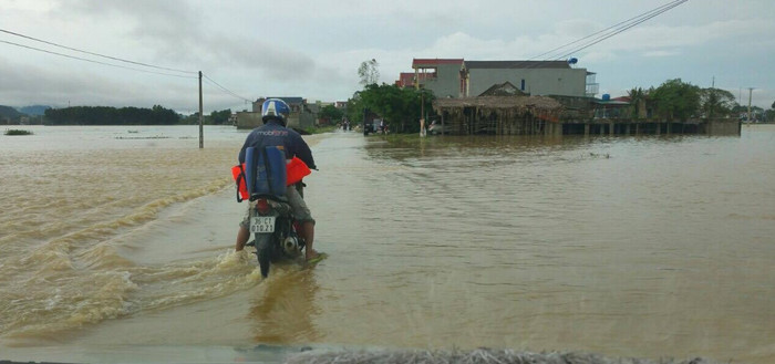 Nhân viên MobiFone trên đường đi ứng cứu thông tin Nhân viên MobiFone trên đường đi ứng cứu thông tin