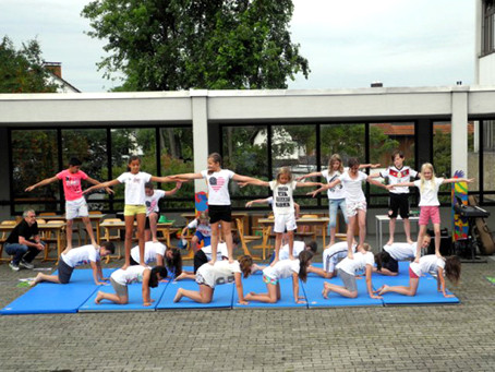 Học sinh khối dưới biểu diễn Học sinh khối dưới biểu diễn