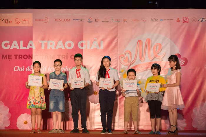 Các thí sinh nhận giấy chứng nhận tham gia cuộc thi “Tìm kiếm tài năng MC nhí”