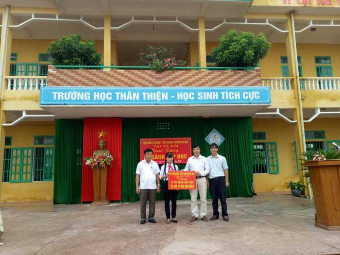 Anh Lê Việt Nam - đại diện Công ty Cổ phần Sao Thái Dương trao tặng tủ sách cho Trường Trung học Hải Xuân Anh Lê Việt Nam - đại diện Công ty Cổ phần Sao Thái Dương trao tặng tủ sách cho Trường Trung học Hải Xuân