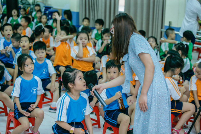 Hình ảnh các bé trình bày hiểu biết về bệnh cảm cúm.