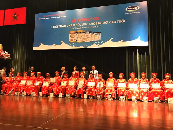 Lễ mừng thọ cho 28 cụ ông và cụ bà được tổ chức trang trọng và ý nghĩa.