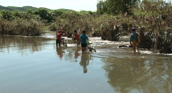 Các em vẫn liều lĩnh “vượt suối” đến trường Các em vẫn liều lĩnh “vượt suối” đến trường