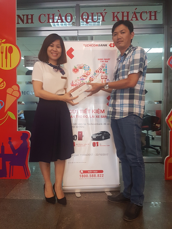 Techcombank chúc mừng các khách hàng trúng giải đầu tiên trong chương trình “Gửi tiết kiệm săn táo đỏ, lái xe sang" Techcombank chúc mừng các khách hàng trúng giải đầu tiên trong chương trình “Gửi tiết kiệm săn táo đỏ, lái xe sang"