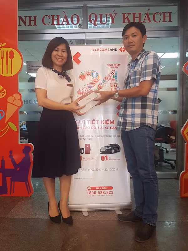 Techcombank chúc mừng các khách hàng trúng giải đầu tiên trong chương trình “Gửi tiết kiệm săn táo đỏ, lái xe sang"