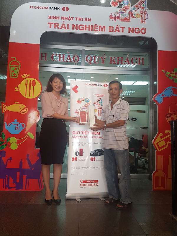 Techcombank chúc mừng các khách hàng trúng giải đầu tiên trong chương trình “Gửi tiết kiệm săn táo đỏ, lái xe sang" Techcombank chúc mừng các khách hàng trúng giải đầu tiên trong chương trình “Gửi tiết kiệm săn táo đỏ, lái xe sang"