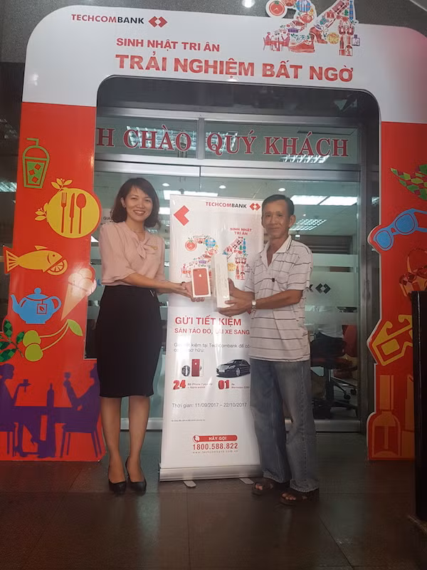 Techcombank chúc mừng các khách hàng trúng giải đầu tiên trong chương trình “Gửi tiết kiệm săn táo đỏ, lái xe sang"