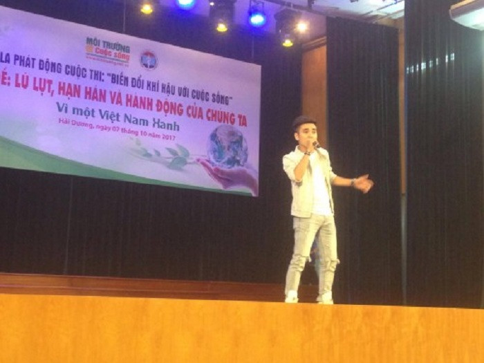 Ca sĩ Gia Huy với màn trình diễn vô cùng sôi động Ca sĩ Gia Huy với màn trình diễn vô cùng sôi động