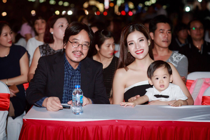 Đặc biệt, gala trao giải có sự góp mặt của 2 mẹ con Hoa hậu Đông Nam Á 2014 – Phan Hoàng Thu