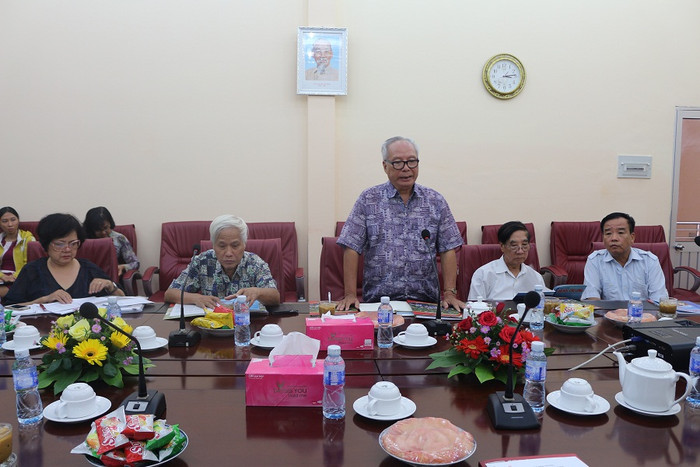 Tiến sĩ Lê Viết Khuyến – Trưởng Ban hỗ trợ giáo dục đại học trao đổi nội dung của buổi làm việc tại Đại học Cửu Long