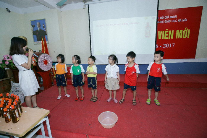 Các em được hướng dẫn thực hành ngay trên lớp với nước súc miệng Valentine Các em được hướng dẫn thực hành ngay trên lớp với nước súc miệng Valentine