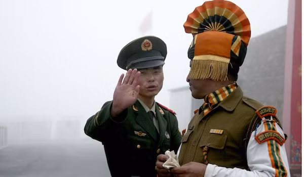 Binh sĩ Ấn Độ và Trung Quốc ở khu vực biên giới Doklam (Ảnh: Reuters)