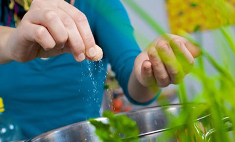 Chế độ ăn giảm muối giúp gia đình khoẻ mạnh hơn. (Ảnh: Khoe24h.vn) Chế độ ăn giảm muối giúp gia đình khoẻ mạnh hơn. (Ảnh: Khoe24h.vn)