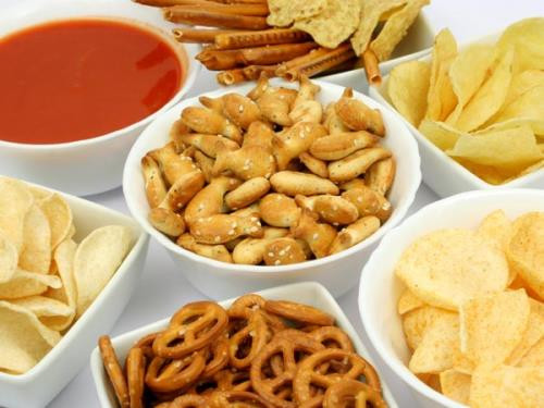 Hạn chế những thực phẩm chế biến sẵn có nhiều muối. (Ảnh: Zing.vn) Hạn chế những thực phẩm chế biến sẵn có nhiều muối. (Ảnh: Zing.vn)