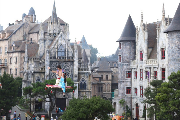 Thỏa thích nô đùa cùng thế giới cổ tích dưới mặt đất, khi phóng mắt nhìn lên nóc các tòa lâu đài cổ kính, tráng lệ, nhiều du khách bất chợt ồ lên sung sướng khi nhìn thấy chàng Aladdin và công chúa Jasmine chễm chệ trên tấm thảm bay diệu kỳ đang lơ lửng phía trên những vòm cây xanh rì. Thỏa thích nô đùa cùng thế giới cổ tích dưới mặt đất, khi phóng mắt nhìn lên nóc các tòa lâu đài cổ kính, tráng lệ, nhiều du khách bất chợt ồ lên sung sướng khi nhìn thấy chàng Aladdin và công chúa Jasmine chễm chệ trên tấm thảm bay diệu kỳ đang lơ lửng phía trên những vòm cây xanh rì.