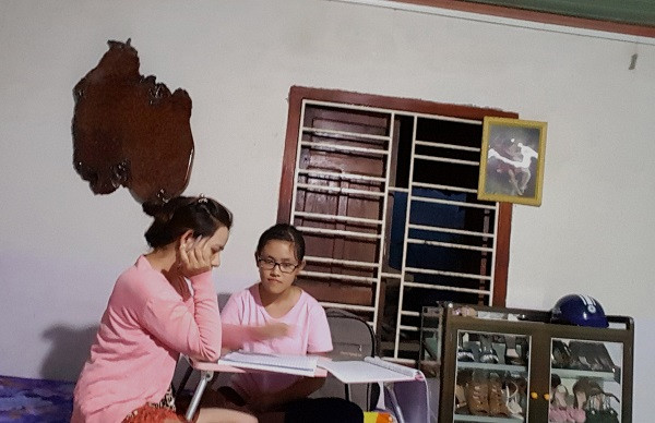 Cô Duyên đang bồi dưỡng học sinh giỏi tại nhà Cô Duyên đang bồi dưỡng học sinh giỏi tại nhà