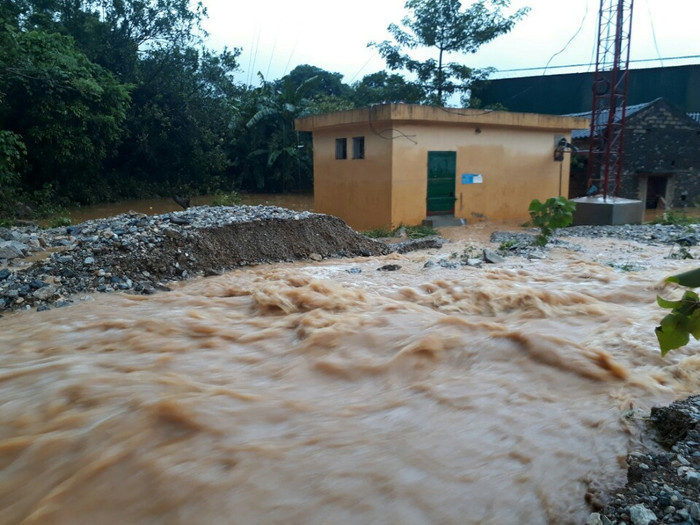 Mưa lũ bủa vây một trạm phát sóng của MobiFone Mưa lũ bủa vây một trạm phát sóng của MobiFone