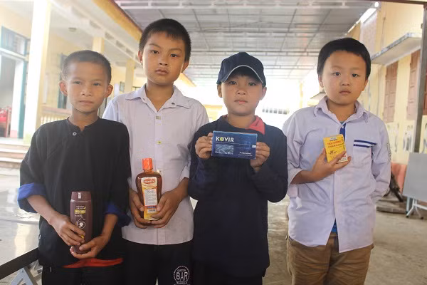 Các em học sinh vui vẻ khi được nhận quà tặng như viên uống Kovir, dầu gừng Thái Dương Các em học sinh vui vẻ khi được nhận quà tặng như viên uống Kovir, dầu gừng Thái Dương